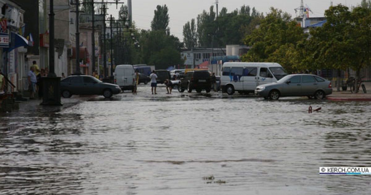 На кримьске місто Керч обрушилися дві потужні зливи з градом, а над Керченською протокою пронісся смерч. / © kerch.com.ua
