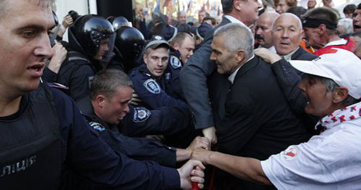 Перед Печерським судом в Києві сталася бійка між міліцією та прихильниками Юлії Тимошенко, які спробували штурмувати двір суду. / © УНІАН