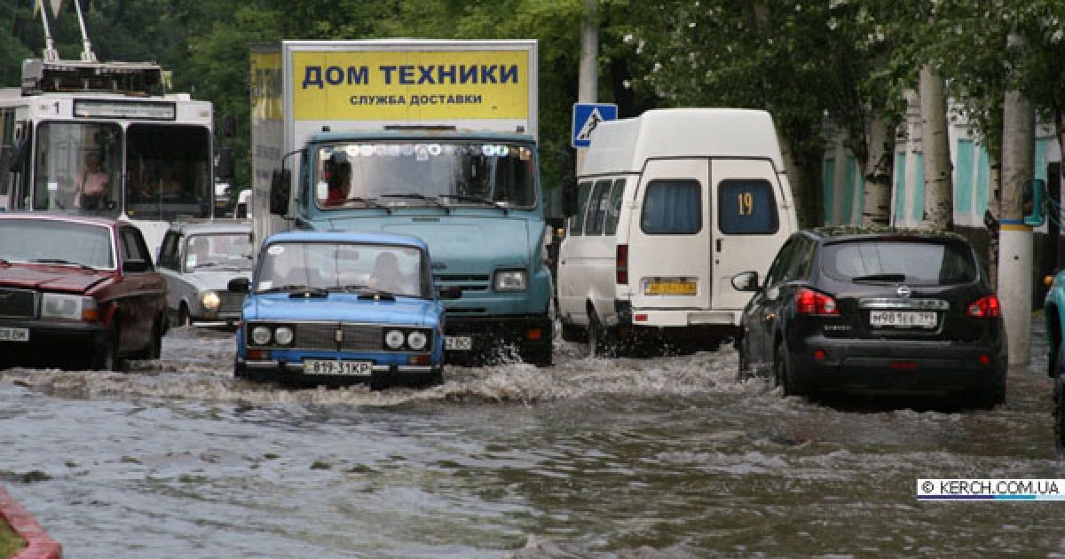 На кримьске місто Керч обрушилися дві потужні зливи з градом, а над Керченською протокою пронісся смерч. / © kerch.com.ua