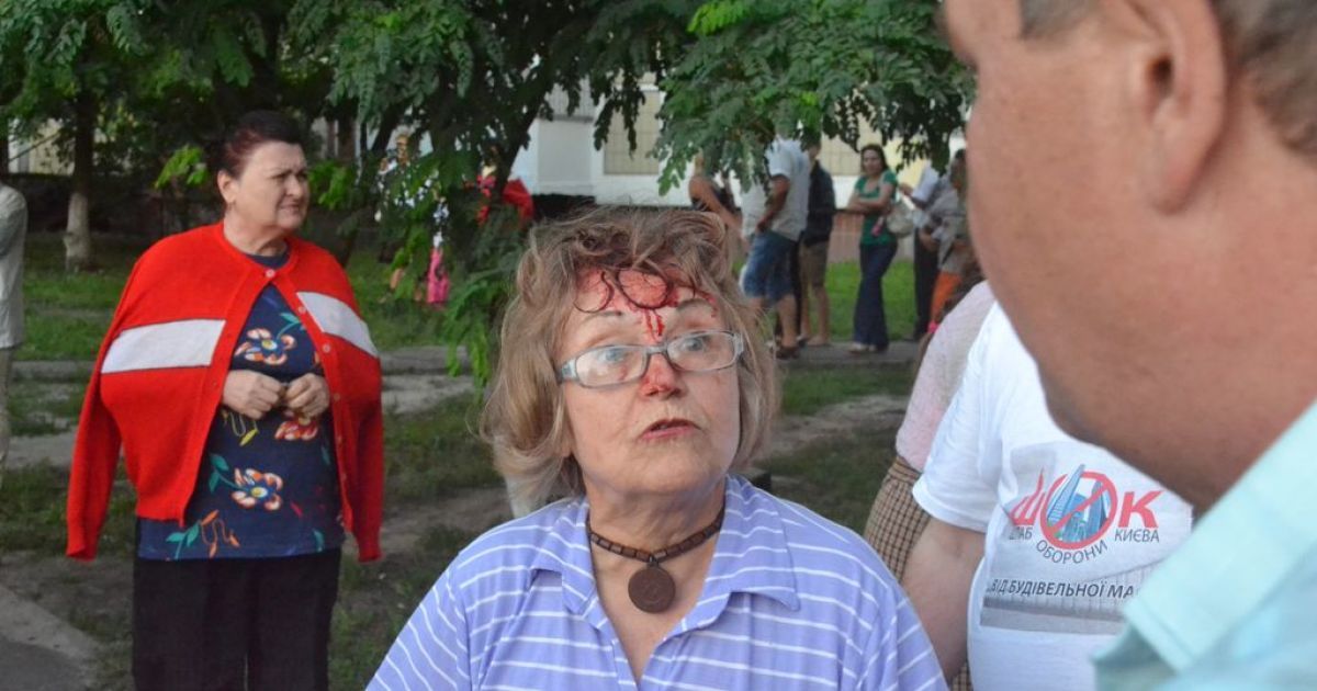 У київському мікрорайоні Троєщина під час зібрання громадян проти незаконної забудови на учасників акції несподівано напали охоронці з будмайданчику.