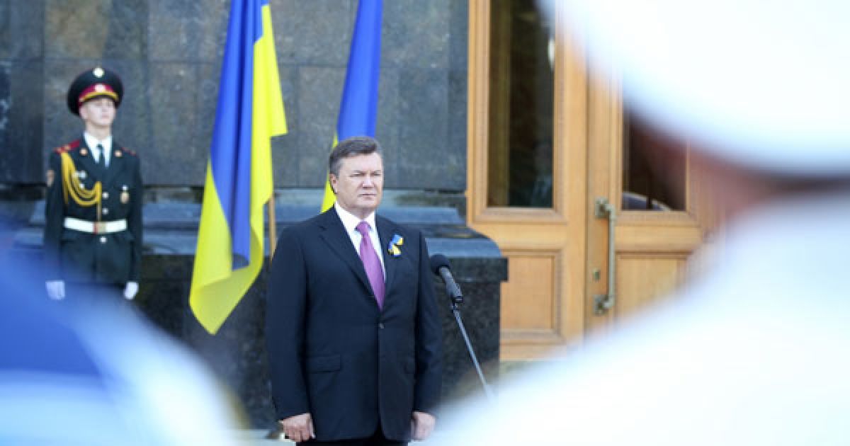 У Києві президент Віктор Янукович взяв участь в урочистій церемонії підняття Державного Прапора України.