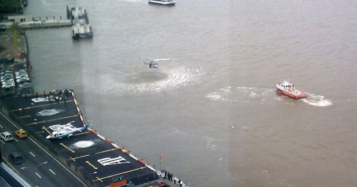 В центрі Нью-Йорка прогулянковий гелікоптер, на борту якого перебували четверо пасажирів і пілот, впав у води Іст-Рівера.