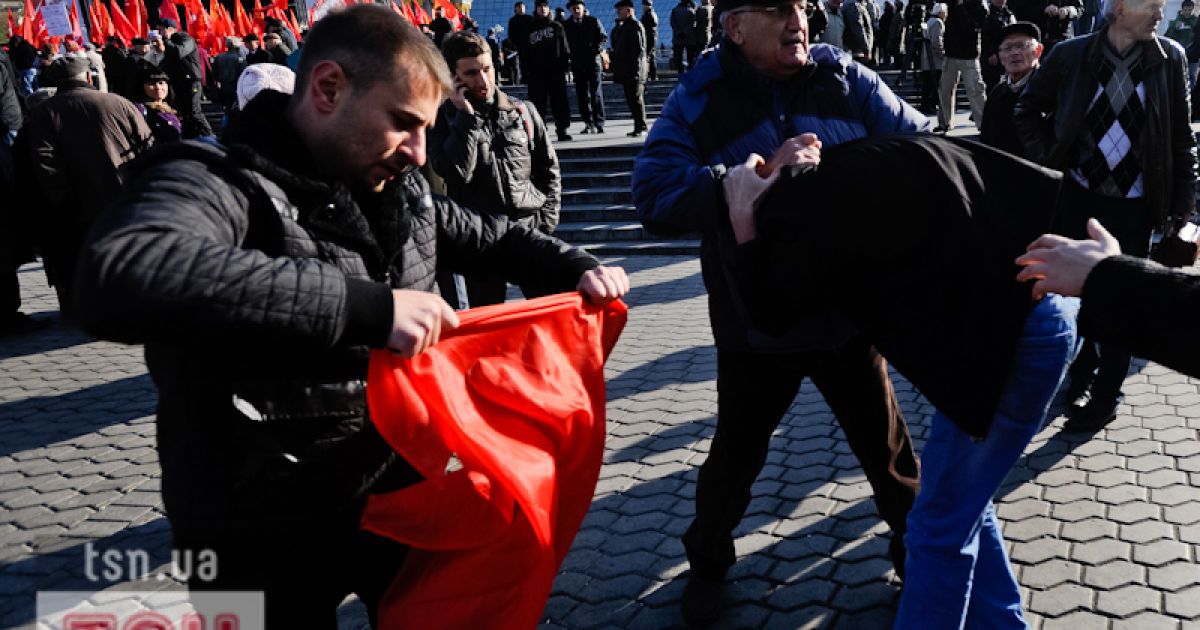 В Києві на святкуваннях з нагоди 94-ої річниці Жовтневої революції сталося кілька бійок між комуністами і "свободівцями".