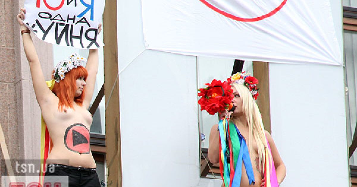 Топлес-акція FEMEN на ЦУМі "Ю и Я - одна уйня"_15