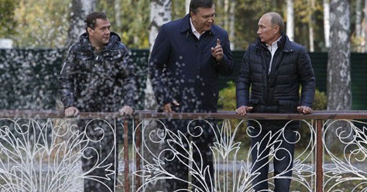 Після переговорів у приміщенні лідери країн зробили коротку прогулянку парком / © AFP