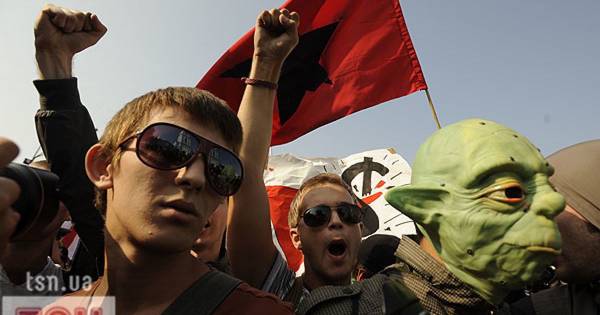 Близько 100 студентів провели мітинг проти політики Міносвіти на Європейській площі в Києві.