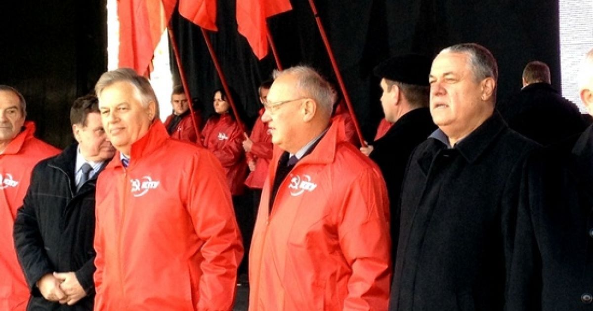 В Києві на святкуваннях з нагоди 94-ої річниці Жовтневої революції сталося кілька бійок між комуністами і "свободівцями". / © kpu.net.ua