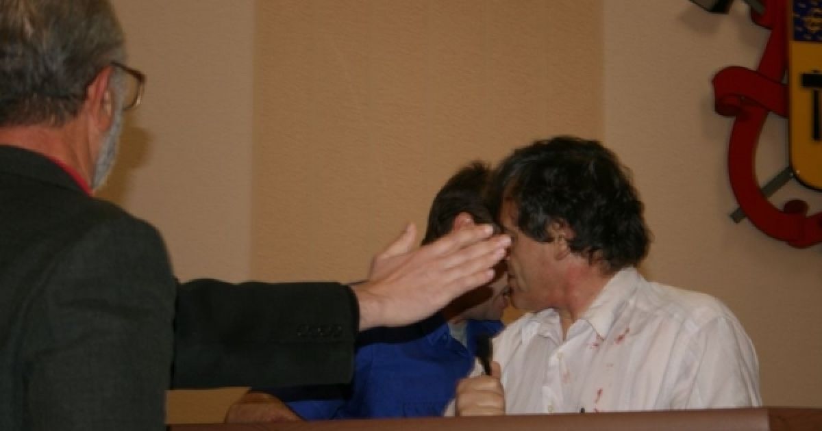 Під час сутички на засіданні Луганської міськради активіст громади Михайло Пащук відкусив фалангу пальця охоронцеві. / © Новости Луганска