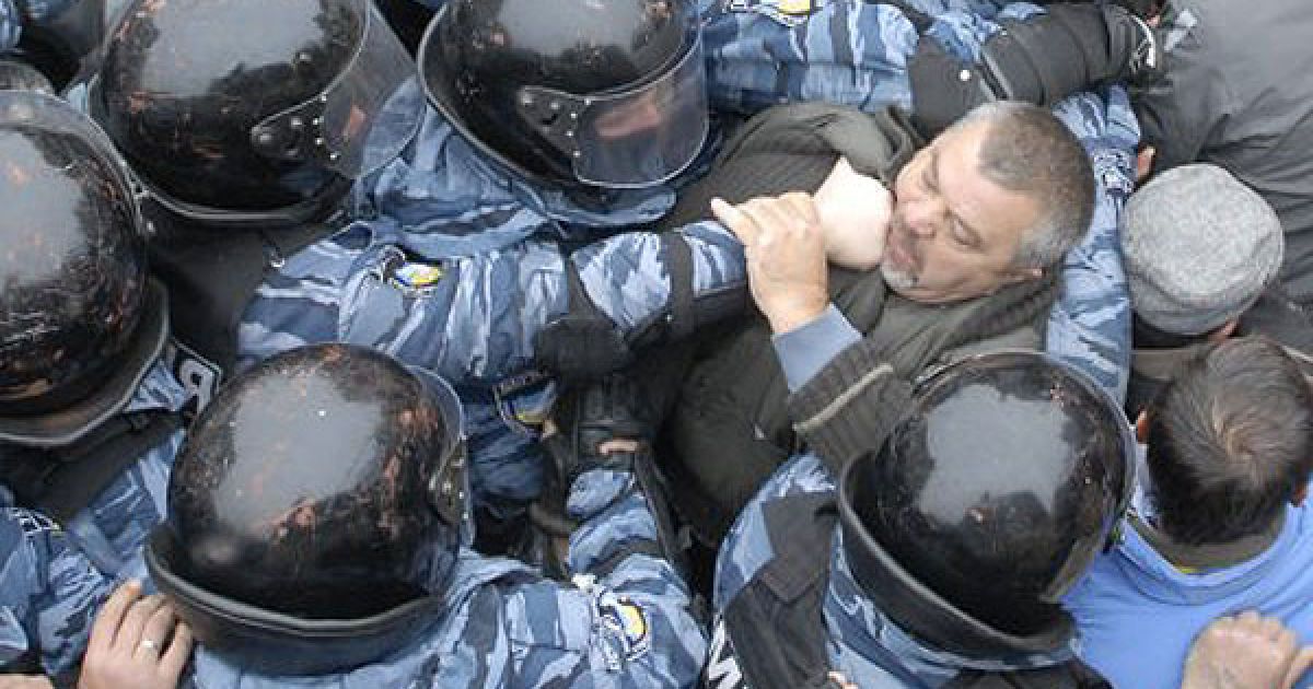 Сутички з "Беркутом" біля Печерського суду_4 / © УНІАН