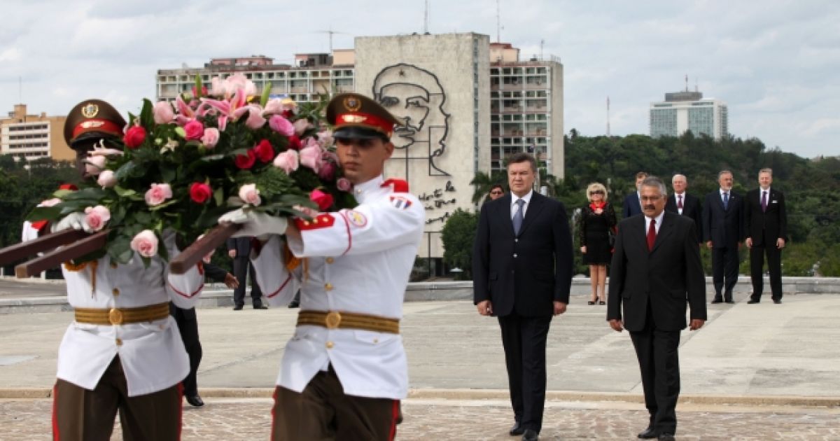 Віктор Янукович поклав квіти до Меморіалу Хосе Марті на центральному майдані Гавани - площі Революції. / © President.gov.ua