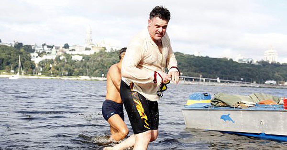 Лідер ВО "Свобода" Олег Тягнибок здійснив заплив через Дніпро на честь 20-ї річниці Незалежності України. / © УНІАН