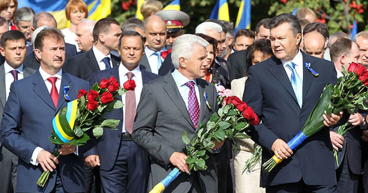 Президент України Віктор Янукович, глава ВРУ Володимир Литвин та прем&rsquo;єр-міністр України Микола Азаров поклали квіти до пам&#039;ятників Тарасу Шевченку та Михайлу Грушевському в Києві. / © Офіційний сайт Президента України