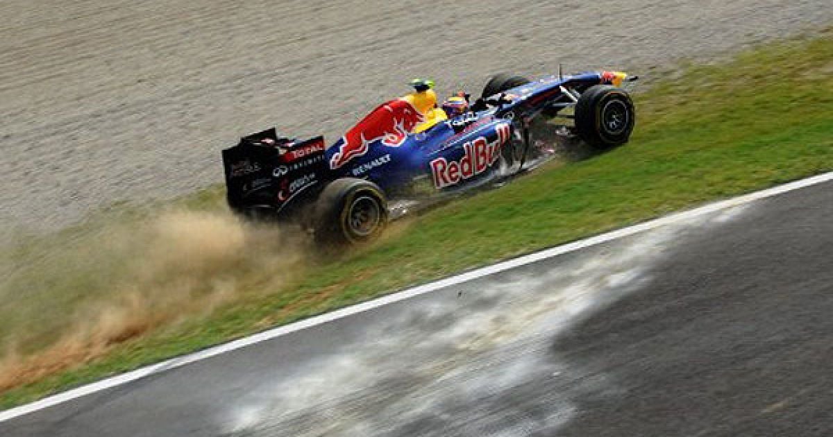 Італія, Монца. Австралійський гонщик з команди Red Bull Racing Марк Веббер злетів на гравій під час заїзду на трасі Autodromo Nazionale в Монце, гран-прі Італії з Формули Один. / © AFP