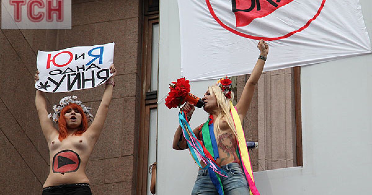 Топлес-акція FEMEN на ЦУМі "Ю и Я - одна уйня"_5