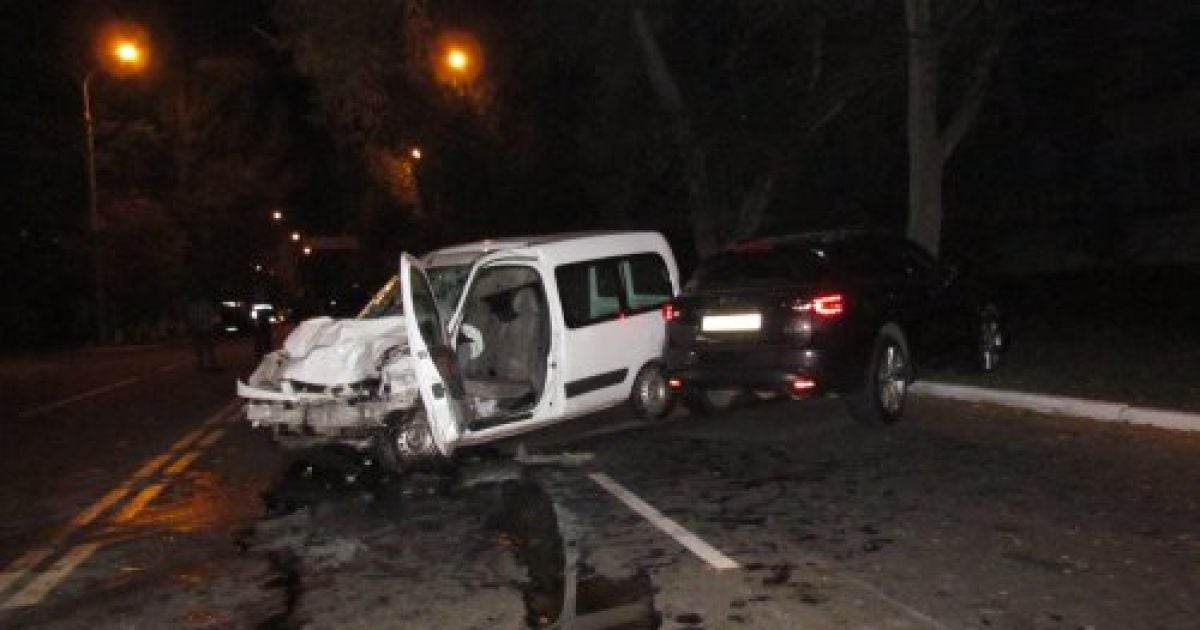 В Маріуполі автомобіль Infiniti, за кермом якого знаходився футболіст ФК "Іллічівець" Філіп Будковський, врізався в дерево / © УНІАН