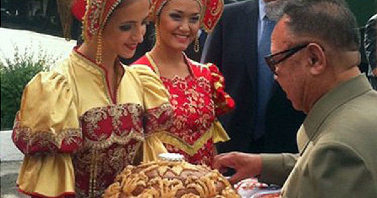 Глава КНДР Кім Чен Ір на бронепоїзді відвідав Росію та зустрівся з президентом РФ Дмитром Мєдвєдєвим. / © AFP