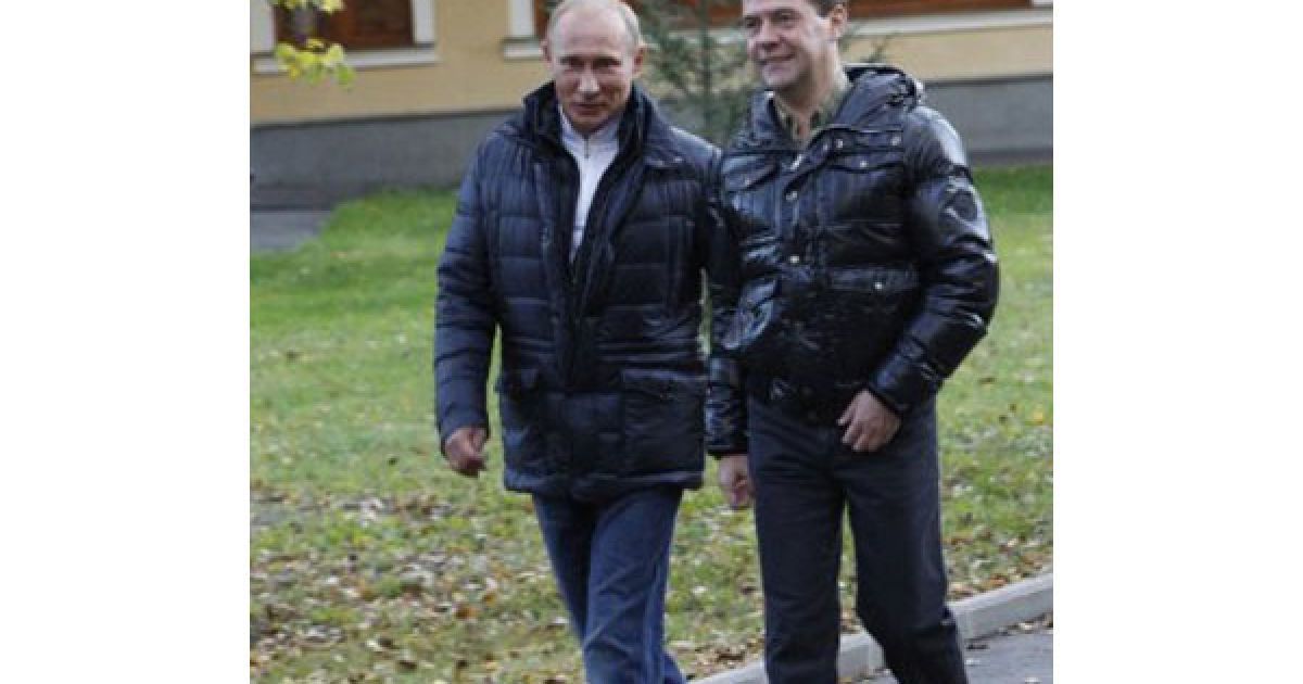 Президент РФ Дмитро Мєдвєдєв і прем&#039;єр Володимир Путін гуляють парком. / © AFP