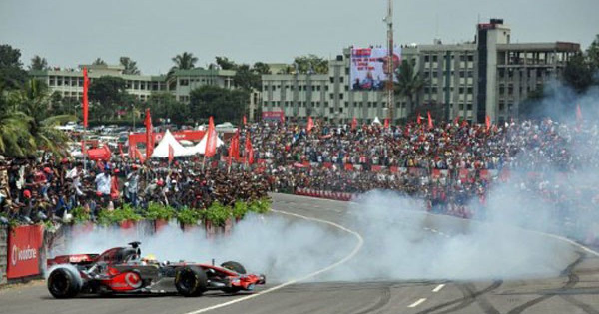 Індія, Бангалор. Гонщик Formula One Льюїс Хемілтон виступає на автомобілі McLaren Mercedes MP4-23 на спеціальній трасі в Бангалорі. Нью-Делі буде приймати перший індійський Гран-прі з Formula One 30 жовтня 2011 року. / © AFP