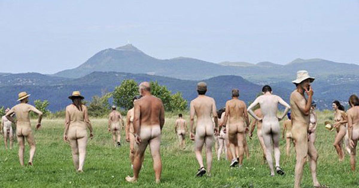 У Франції десятки людей взяли участь в оголеній акції протесту проти будівництва спіттєспалювального заводу / © AFP