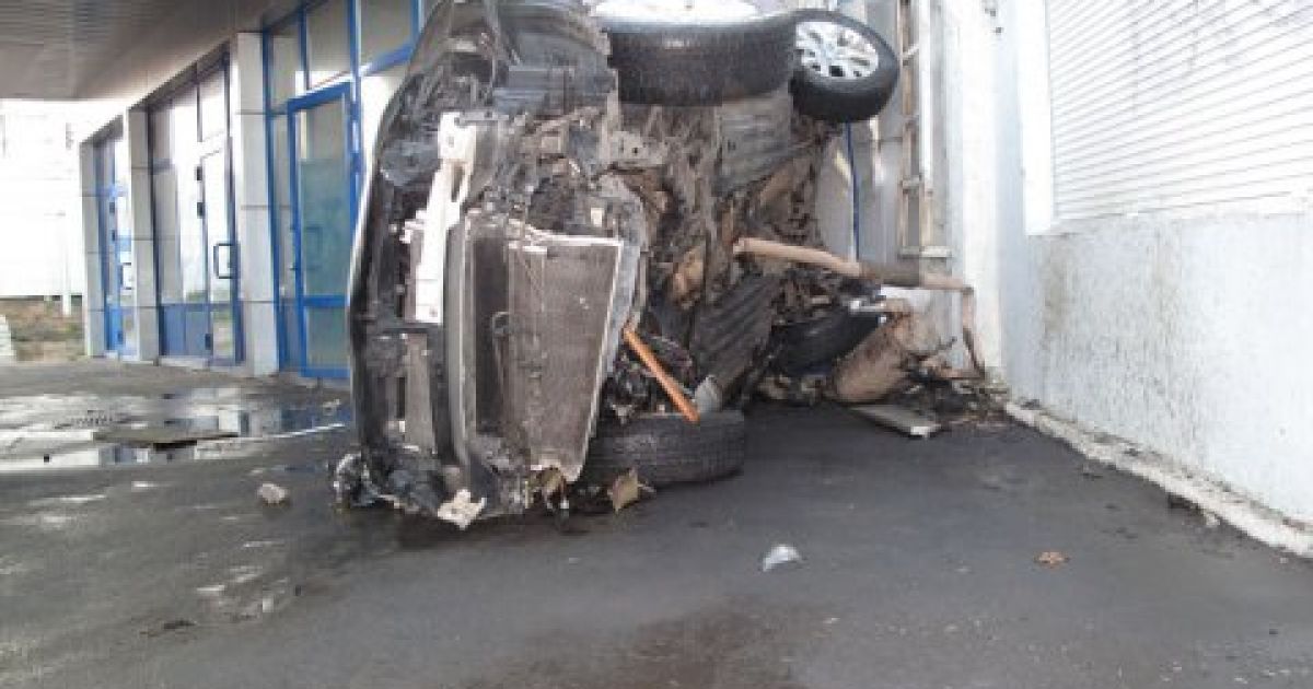 У Києві на з'їзді з Кільцевої іномарка злетіла в повітря і впала на людей. / © Сегодня