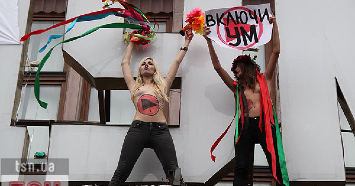 Топлес-акція FEMEN на ЦУМі "Ю и Я - одна уйня"_11