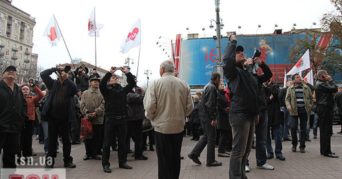 Топлес-акція FEMEN на ЦУМі "Ю и Я - одна уйня"_10