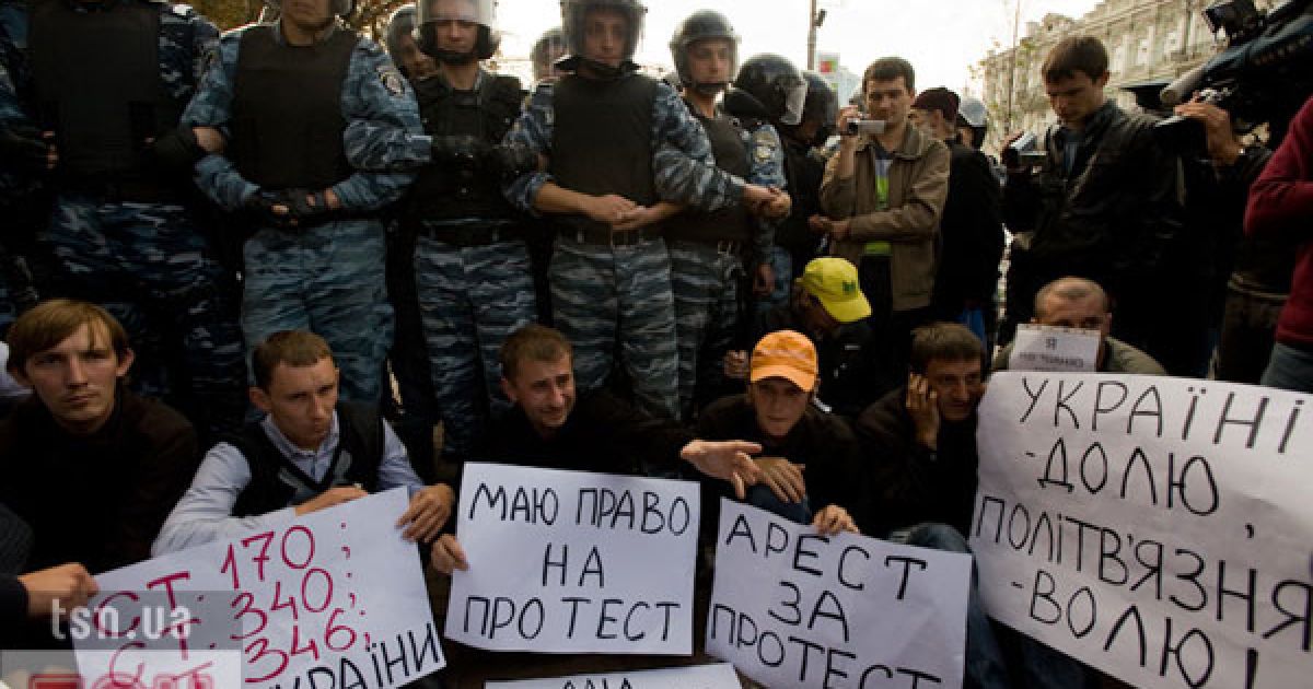 Спецназ силою не дав прихильникам Тимошенко встановити намети навпроти Печерського суду на Хрещатику.