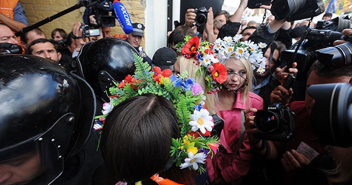 Акція FEMEN "Кусючі цицьки" перед Печерським судом в Києві / © Жіночий рух FEMEN