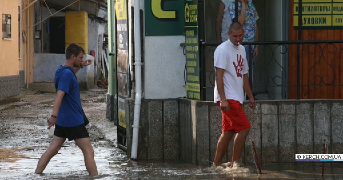 На кримьске місто Керч обрушилися дві потужні зливи з градом, а над Керченською протокою пронісся смерч. / © kerch.com.ua