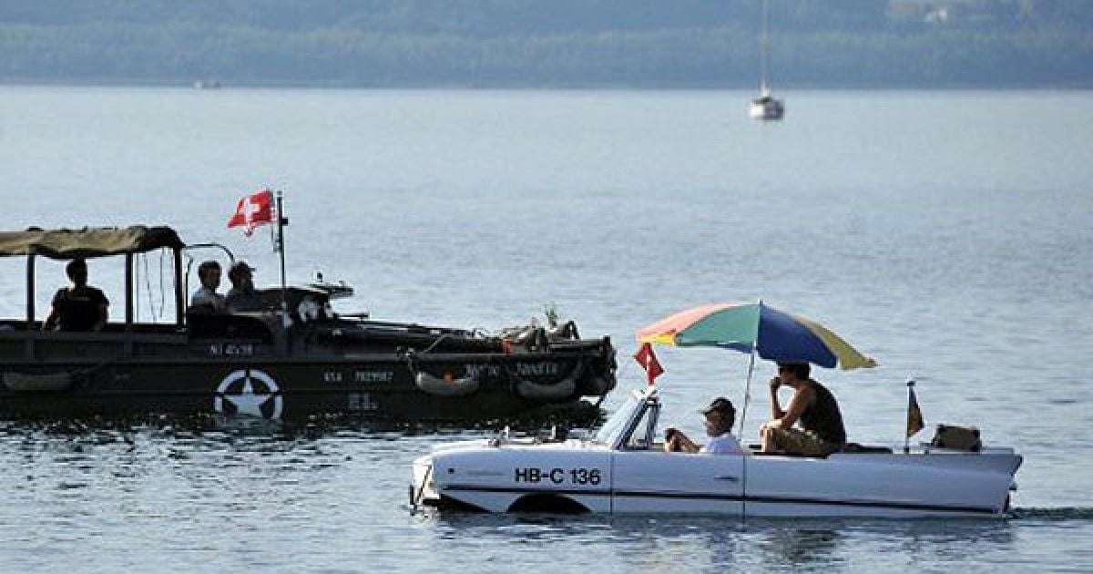 26-ий зліт власників автомобілів-амфібій на озері Невшатель у Швейцарії / © AFP