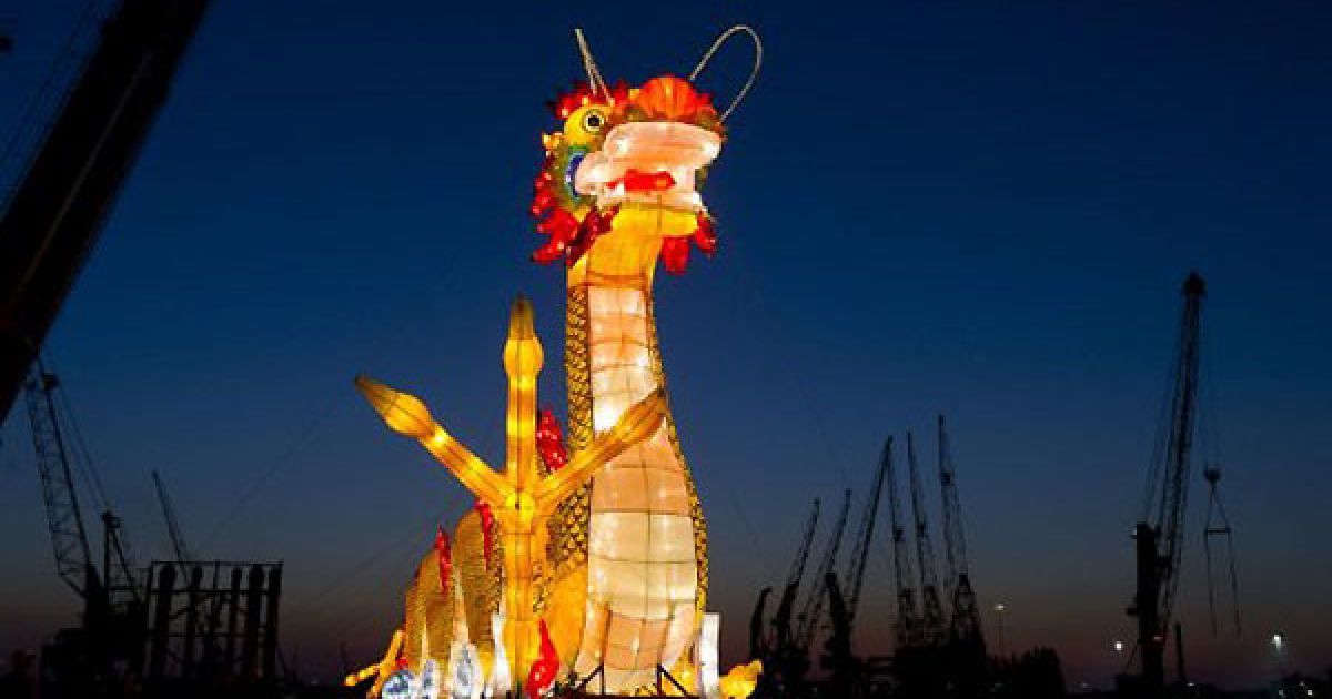 Нідерланди, Роттердам. Конструкція у вигляді китайського дракона стоїть у освітленому порту Роттердама напередодні проведення фестивалю "Світ порту". Порти у всьому світі відзначатимуть триденне свято. / © AFP