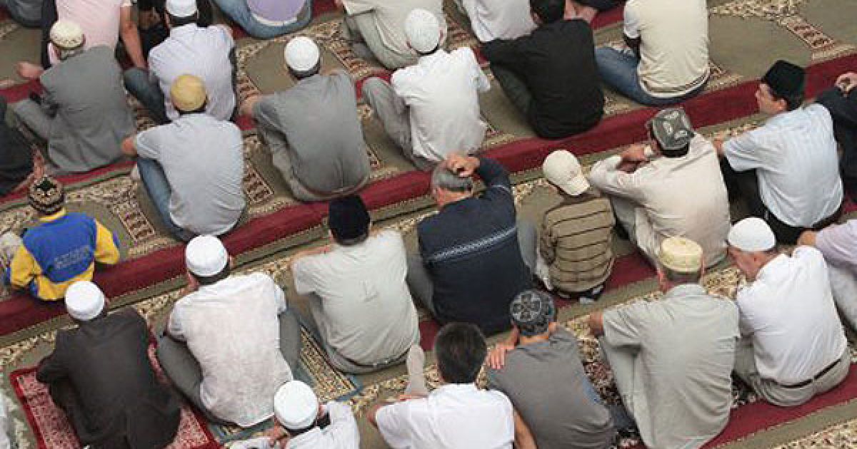Мусульмани здійснили урочистий намаз з нагоди святкування ісламського свята Ураза-Байрам, що відзначають на честь закінчення місяця Рамадан. / © УНІАН