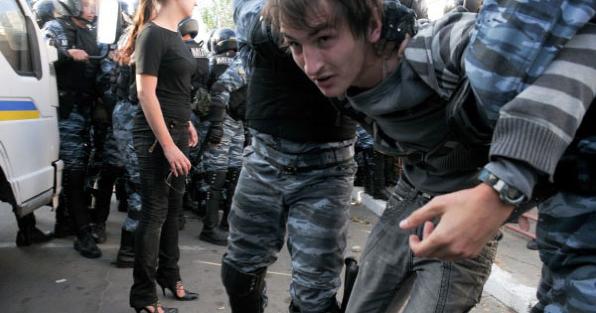 В Умані міліція жорстоко розігнала мітинг ВО "Свободи", раніше заборонений судом, більше 50 активістів були затримані. / © Украинское Фото