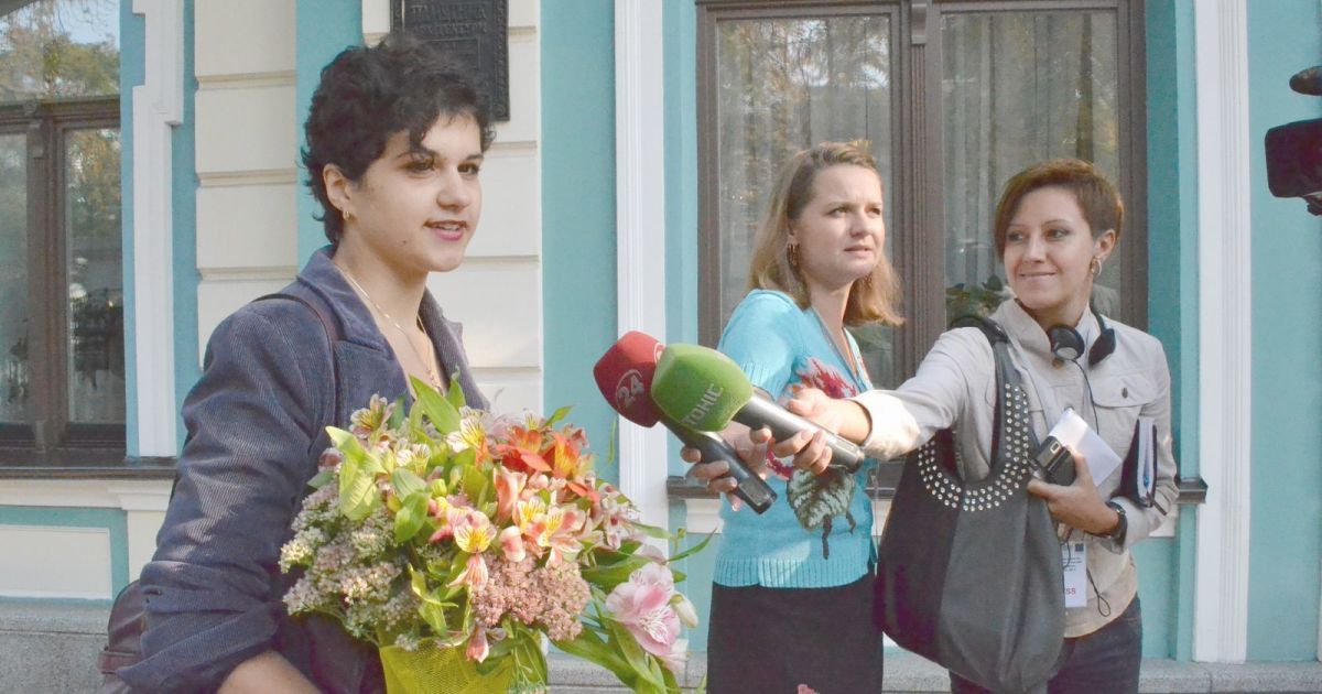 Студентка Києво-Могилянської академії Дарина Степаненко під час спланованої акції проти Дмитра Табачника, вліпила міністрові освіти ляпаса букетом хризантем.