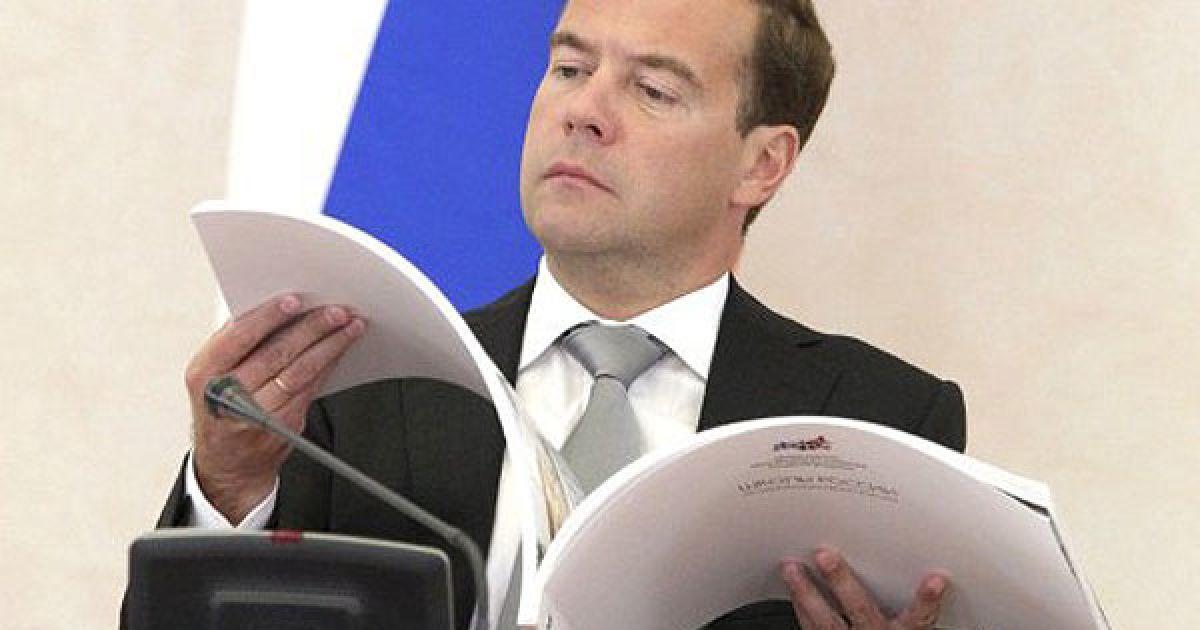 Росія, Сочі. Президент Росії Дмитро Мєдвєдєв уважно читає документи під час засідання президентської комісії щодо реалізації пріоритетних національних проектів і демографічної політики в Сочі. / © AFP