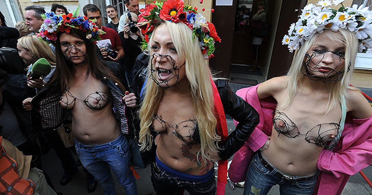 Акція FEMEN "Кусючі цицьки" перед Печерським судом в Києві / © Жіночий рух FEMEN