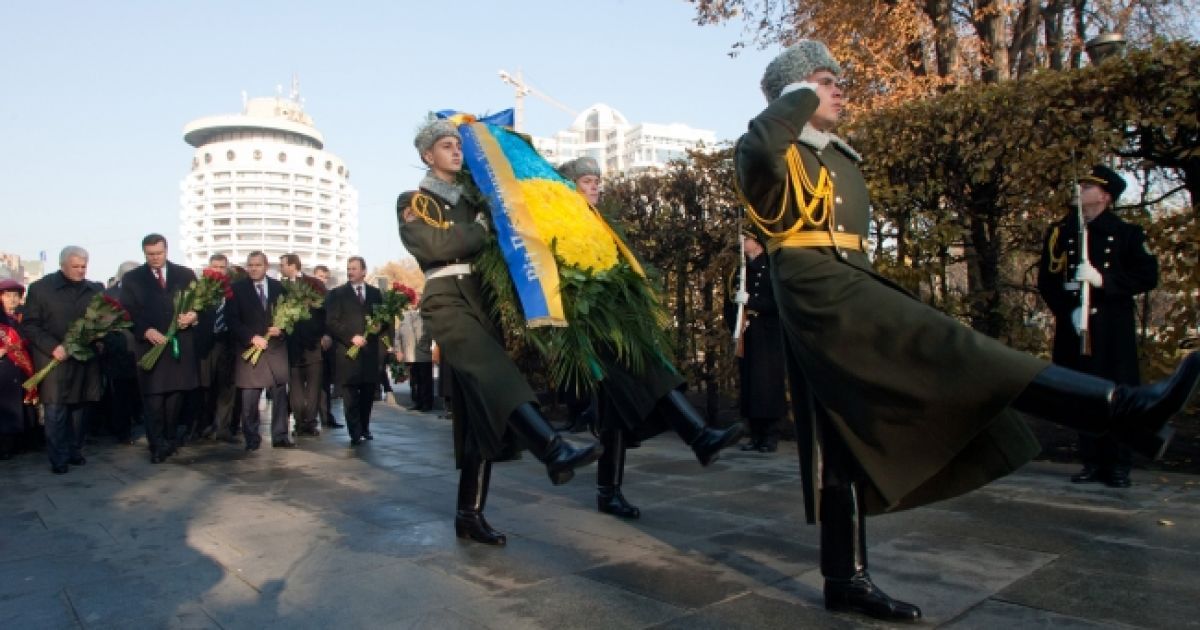 Президент України Віктор Янукович поклав квіти до могили Невідомого солдата в парку Вічної Слави у Києві. / © President.gov.ua