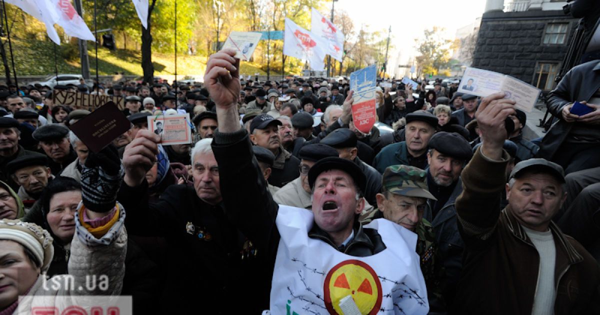 Сотні чорнобильців під Кабміном вимагають підняти їм пенсії