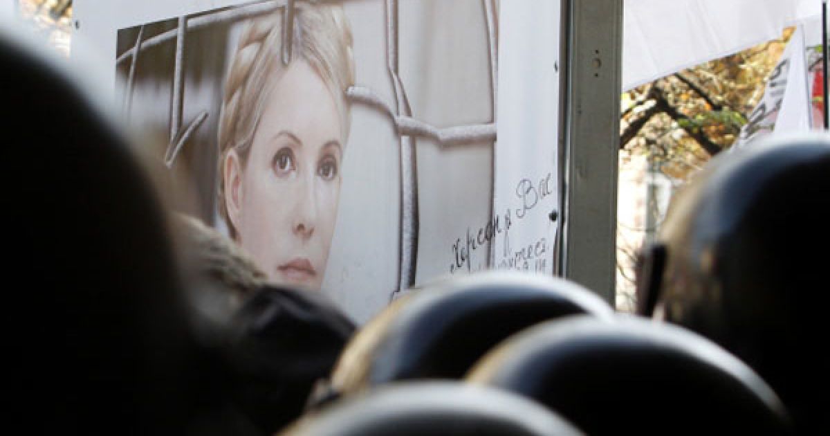 Перед Печерським судом в Києві сталася бійка між міліцією та прихильниками Юлії Тимошенко, які спробували штурмувати двір суду. / © Украинское Фото