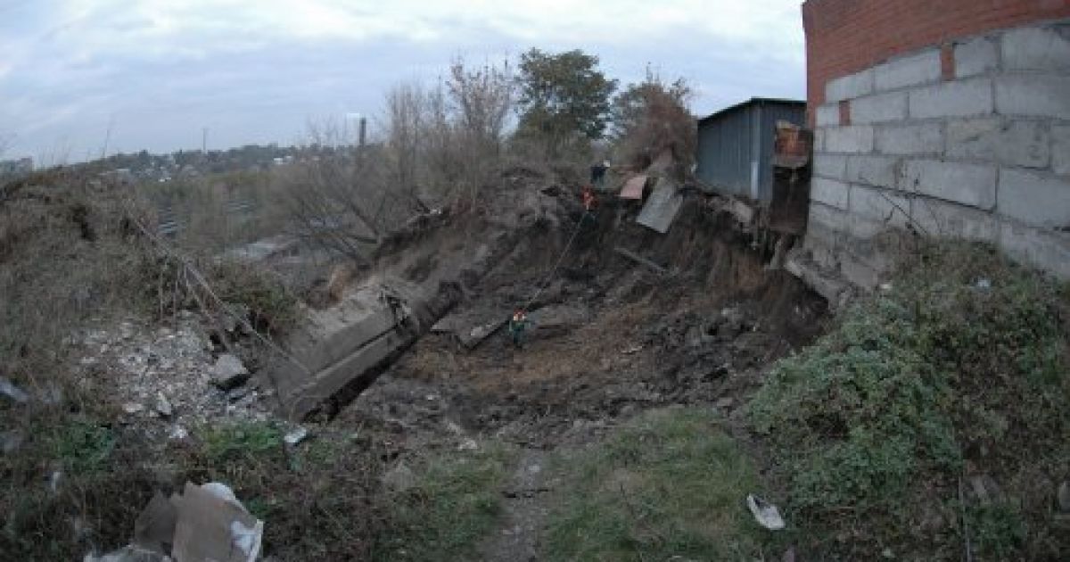 У Дніпрі зсув грунту розтрощив десятки гаражів та пошкодив підземний водопровід. / © УНІАН
