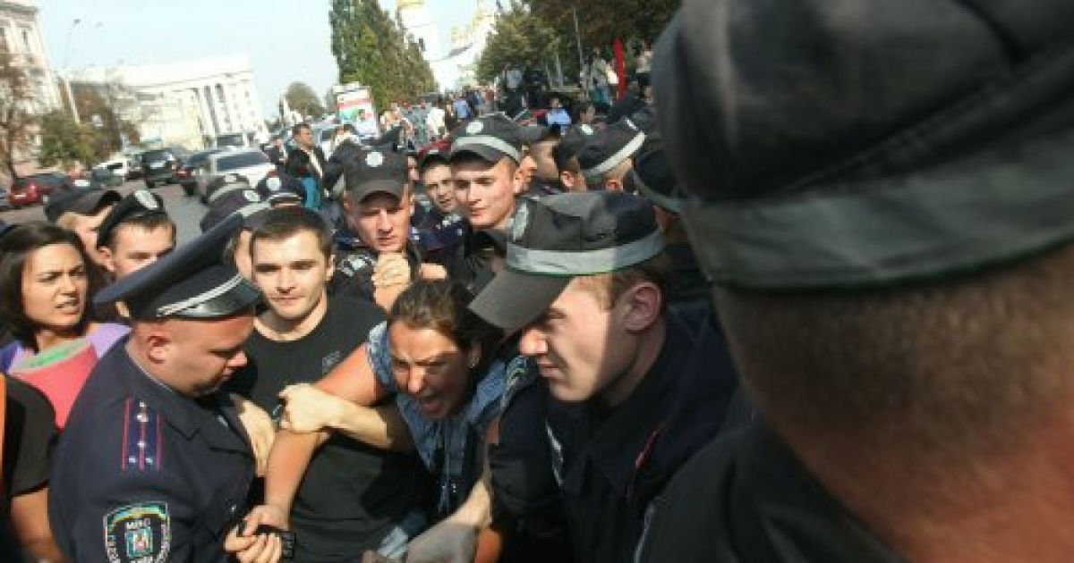Бійці "Беркута" пакували студентів у автозаки в центрі Києва