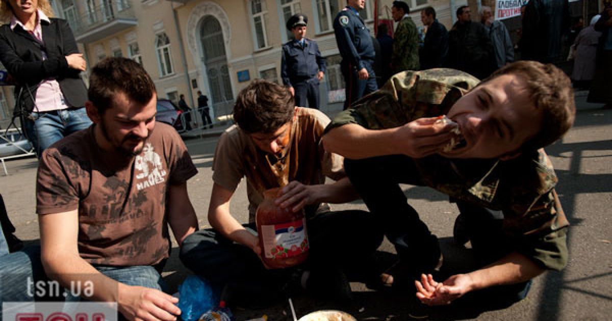 В Києві влаштували "обжиралівку протесту"  проти міністра Табачника