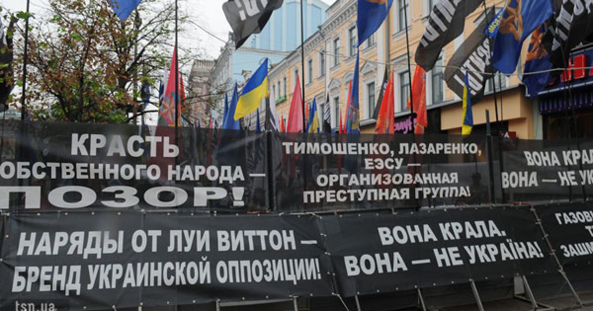 Акція на підтримку екс-прем&#039;єр-міністра України Юлії Тимошенко біля будівлі Печерського райсуду в Києві