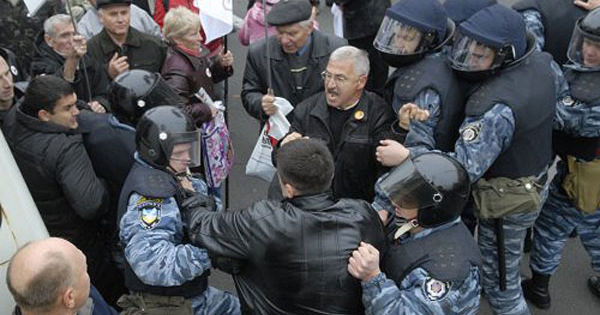 Сутички з "Беркутом" біля Печерського суду_7 / © УНІАН