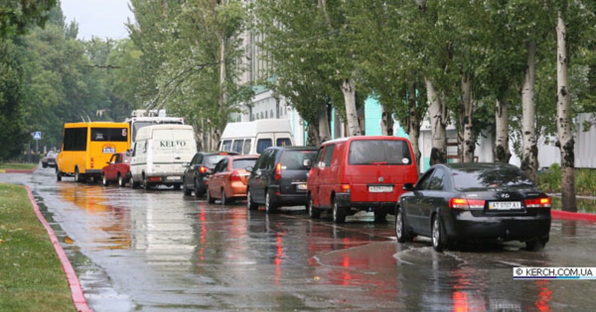 На кримьске місто Керч обрушилися дві потужні зливи з градом, а над Керченською протокою пронісся смерч. / © kerch.com.ua