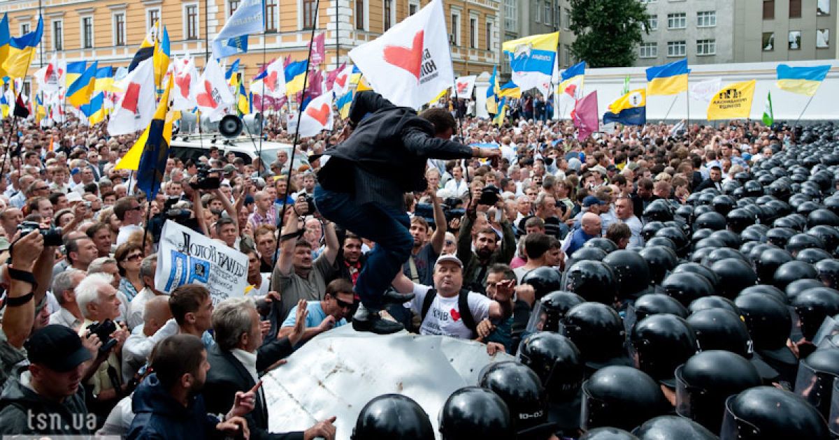 У різних місцях виникають сутички між опозицією та міліціонерами.