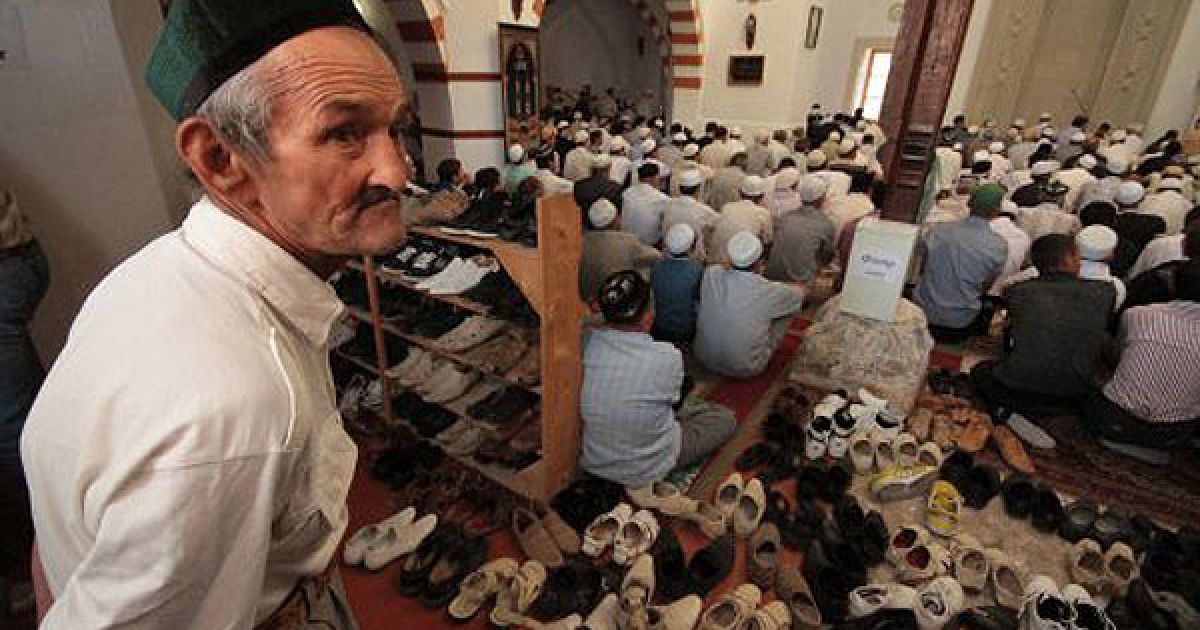 Мусульмани здійснили урочистий намаз з нагоди святкування ісламського свята Ураза-Байрам, що відзначають на честь закінчення місяця Рамадан. / © УНІАН