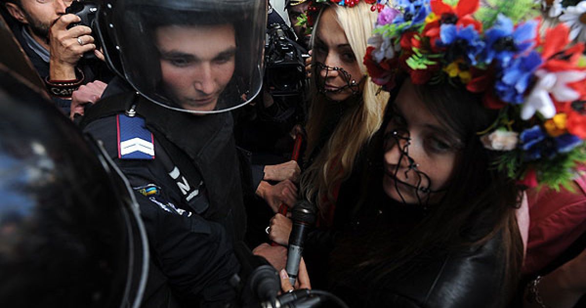 Акція FEMEN "Кусючі цицьки" перед Печерським судом в Києві / © Жіночий рух FEMEN