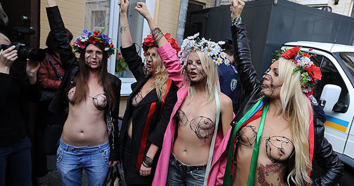 Акція FEMEN "Кусючі цицьки" перед Печерським судом в Києві / © Жіночий рух FEMEN