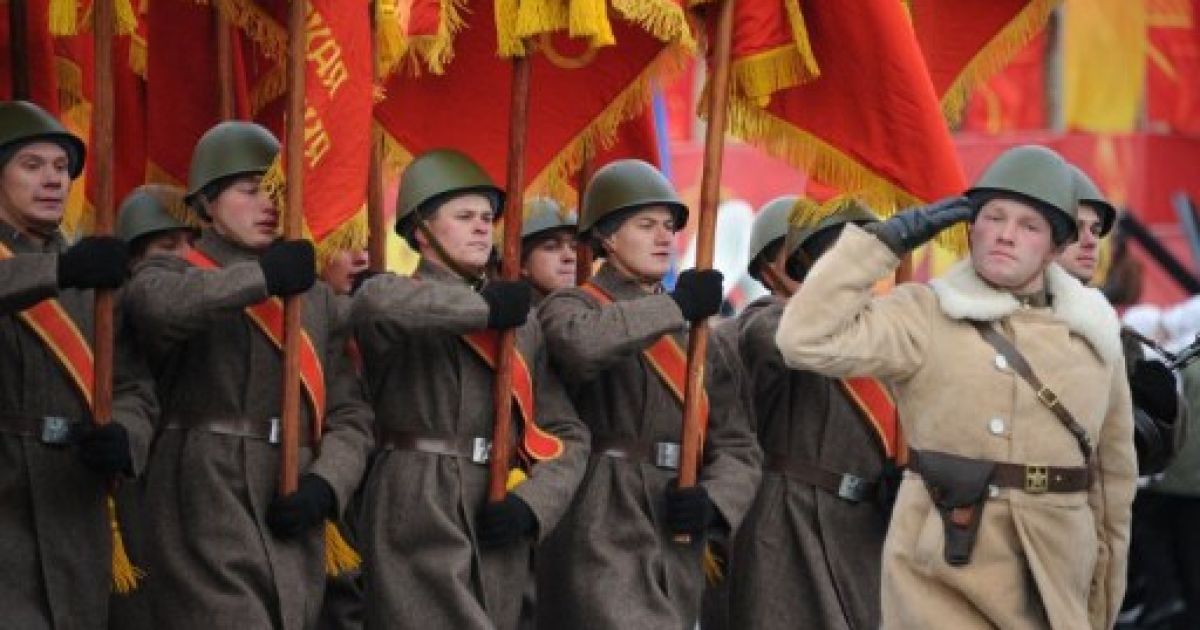 Росія, Москва. Солдати у військовій формі часів Великої Вітчизняної війні взяли участь у відтворенні легендарного параду на Красні площі в Москві, яке здійснили з нагоди 70-ї річниці параду 1941 року. / © AFP